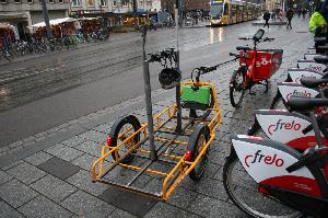 Frelo-Leihräder werden per Fahrradtransporter umverteilt